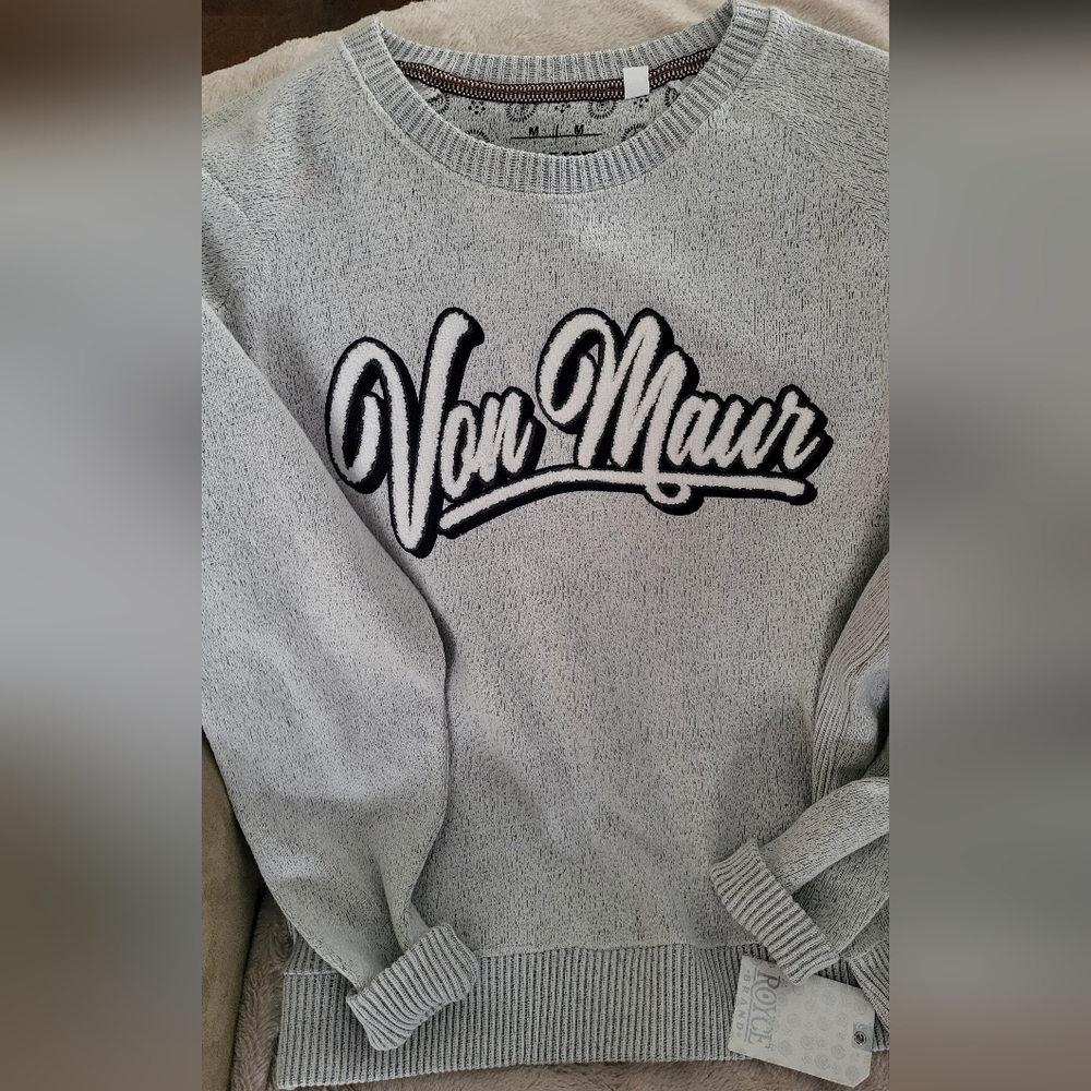 NWT Von Maur Gray Men's Sweater/Sweatshirt. Royce Brand.  Size Medium. Unisex